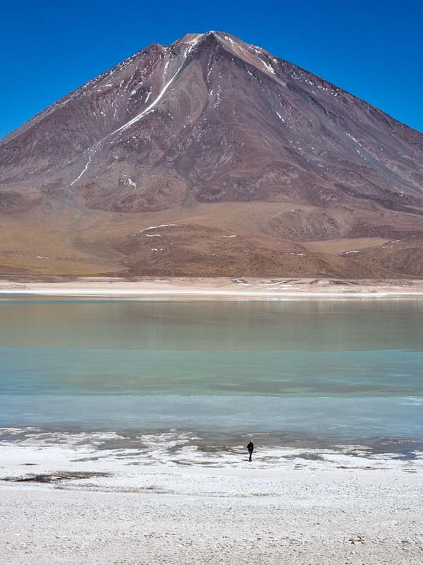 Volcan Licancabur surplombant la Laguna Verde